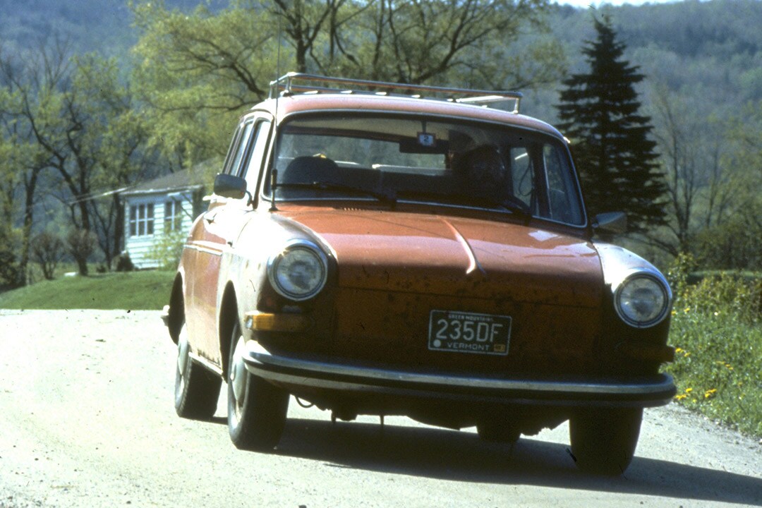 1980년 공급과 수요 거리를 도는 차량