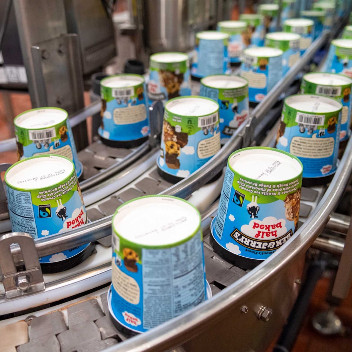 공장 라인의 Ben & Jerry’s 아이스크림 파인트